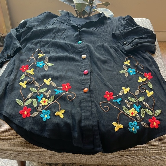 Vintage embroidered Floral Top with colorful buttons - Picture 9 of 17